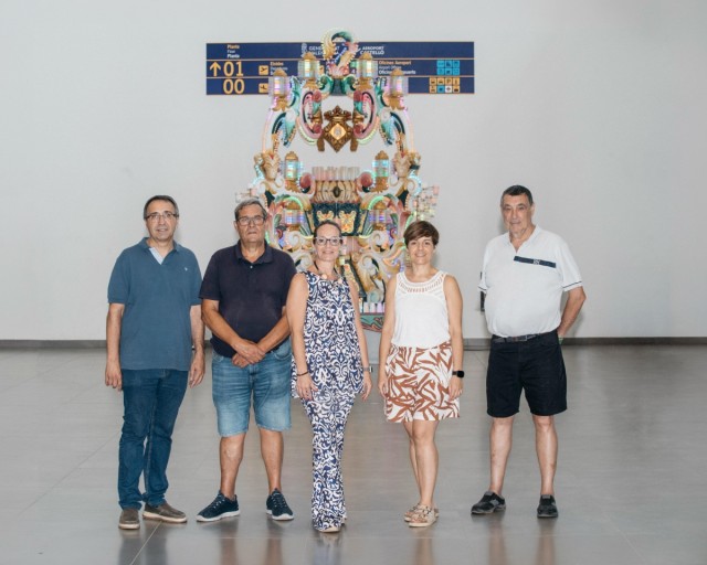 Castelló instala una Gaiata en el Aeropuerto: promociona las Fiestas de la Magdalena y su atractivo turístico internacional