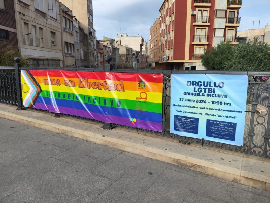 Orihuela condena los actos vandálicos contra la pancarta LGTBI en el Puente Viejo y la restaura