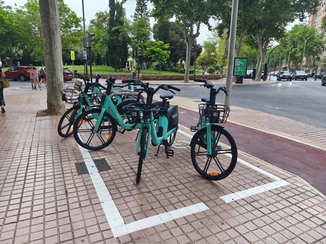 De la movilidad sostenible al fondo del puerto: lanzan una bicicleta eléctrica de alquiler al agua en Cartagena