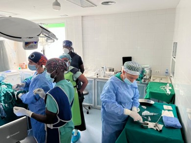 Vithas y Surg for All llevan atención urológica especializada a decenas de pacientes sin recursos en África