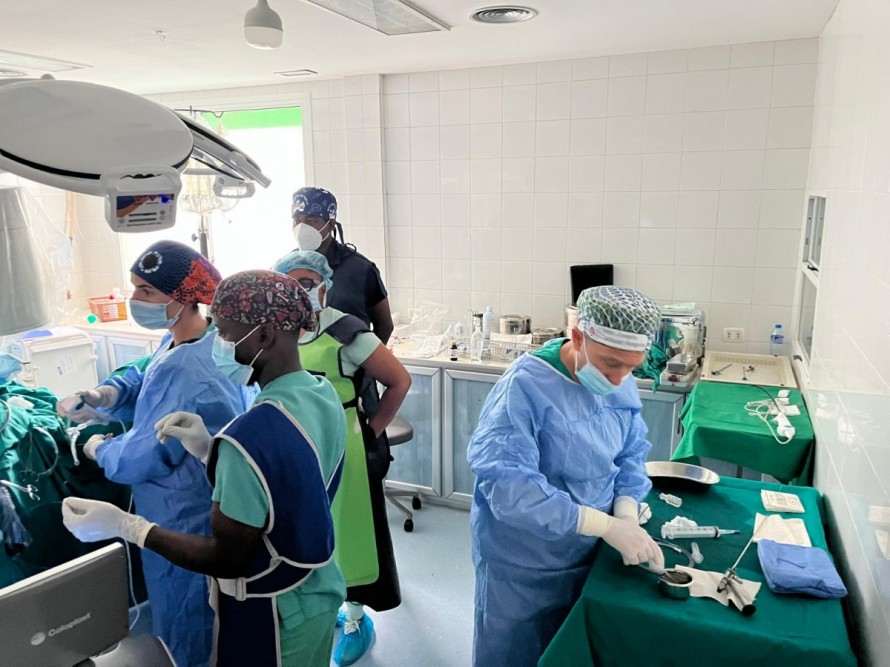 Vithas y Surg for All llevan atención urológica especializada a decenas de pacientes sin recursos en África