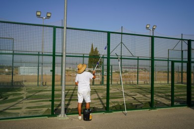 El Palmar renueva su campo de fútbol y estrena cuatro pistas de pádel