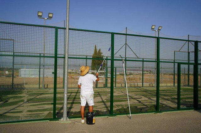 El Palmar renueva su campo de fútbol y estrena cuatro pistas de pádel