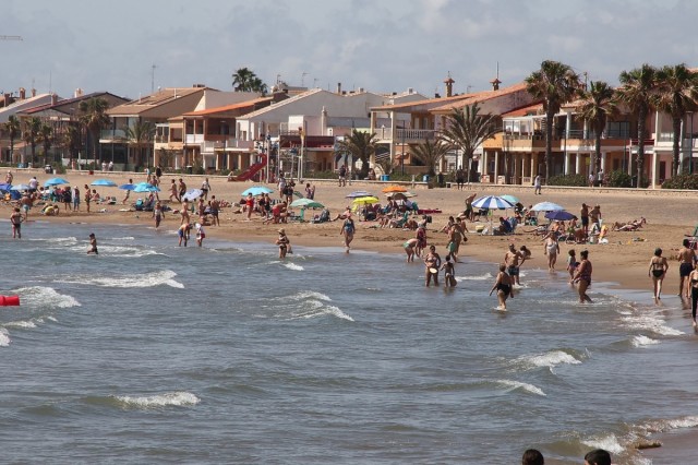 Puçol cerrará accesos a la playa con aparcamientos llenos y amplía socorrismo