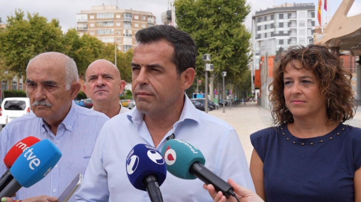 Rubén Martínez Alpañez, junto con Alberto Garre y María José Ruiz. - Foto: VOX Rubén Martínez Alpañez, junto con Alberto Garre y María José Ruiz.