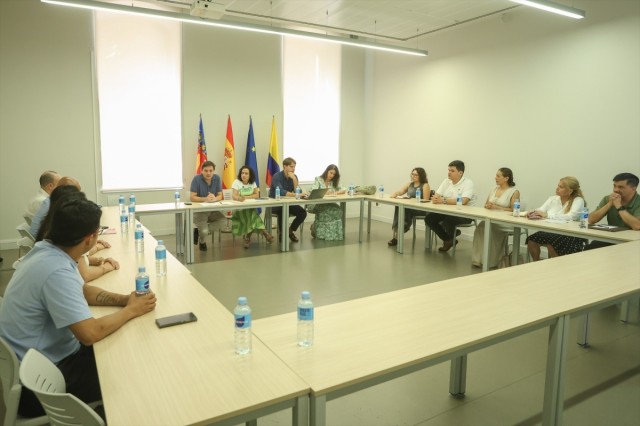 Albalat se reúne con la comunidad colombiana residente en la Comunitat para conocer las necesidades tras el terremoto
