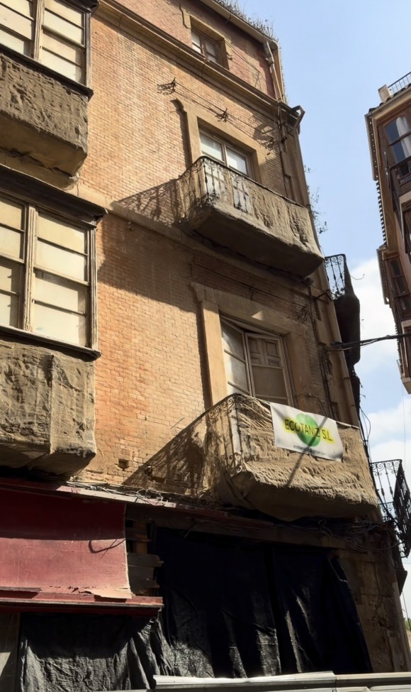 El PSOE denuncia que el edificio de Lámparas Juan Cervantes sigue en pie tres meses después de ordenar su derribo