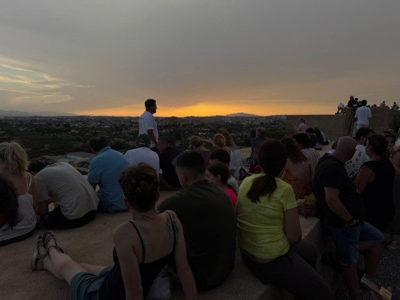 La Región de Murcia mira al cielo y se rinde ante un eclipse histórico... que no todos pueden ver por las nubes