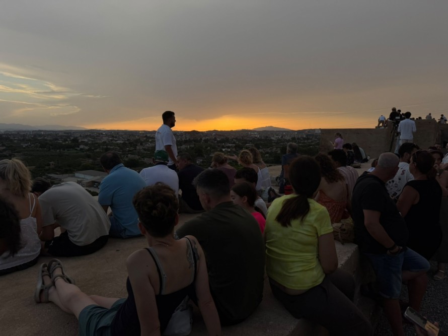 La Región de Murcia mira al cielo y se rinde ante un eclipse histórico... que no todos pueden ver por las nubes