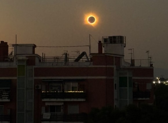 El eclipse total de Sol sume a más de la mitad de España en una profunda e histórica oscuridad
