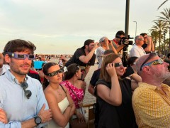 La playa de la Malvarrosa enmudece al sentir el eclipse, una experiencia más allá de mirar