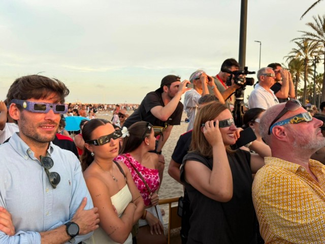 La playa de la Malvarrosa enmudece al sentir el eclipse, una experiencia más allá de mirar