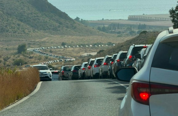 Numerosas personas se quedan sin ver el eclipse en La Azohía tras cortar la Guardia Civil los accesos