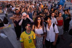 Así se vivió el eclipse en la Malvarrosa de València, en imágenes