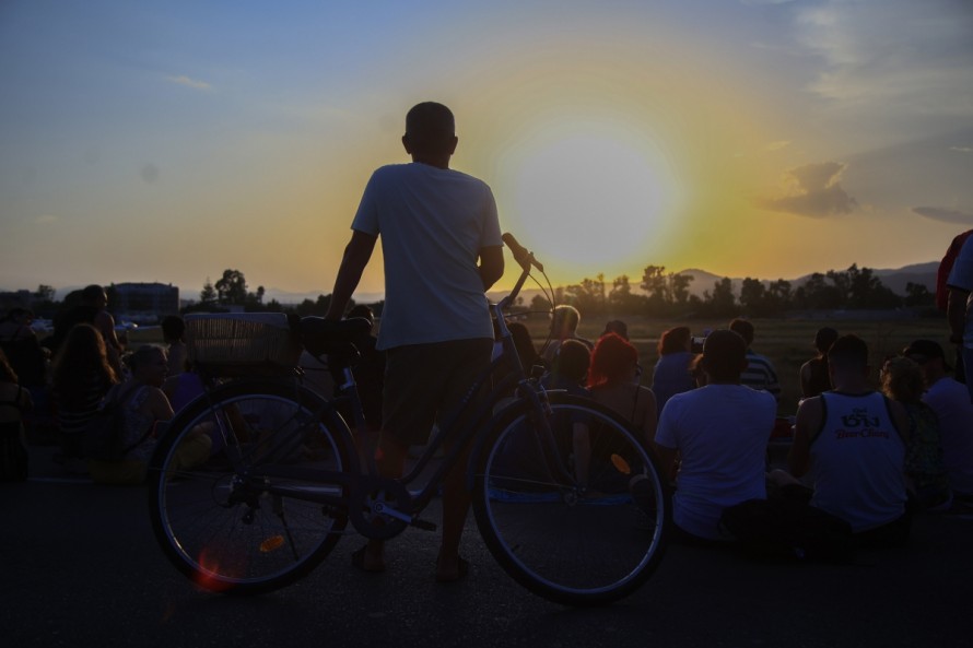 Miles de castellonenses viven un momento histórico y llenan las playas de Castelló para observar el eclipse total 