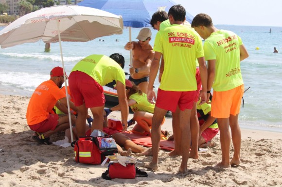 Así actuaría salvamento y socorrismo de El Campello ante un bañista atropellado por una moto acuática