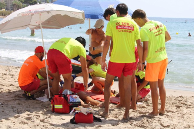 Así actuaría salvamento y socorrismo de El Campello ante un bañista atropellado por una moto acuática
