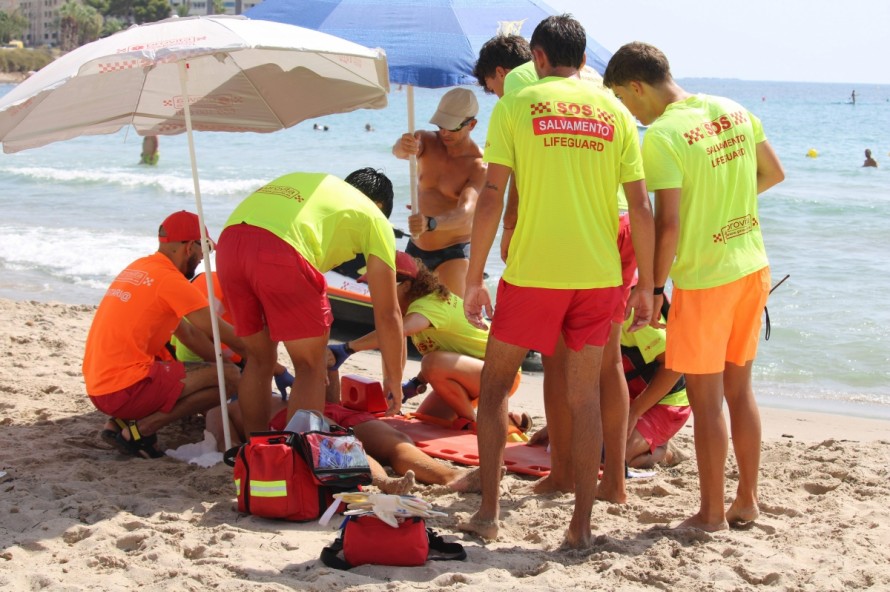 Así actuaría salvamento y socorrismo de El Campello ante un bañista atropellado por una moto acuática
