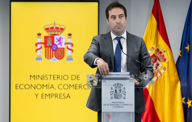 La rebaja fiscal del gasóleo subirá a 20 céntimos en septiembre tras dispararse su precio en julio