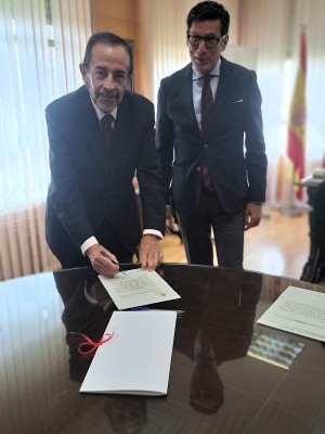 El juez Carlos Moreno Millán cuelga la toga