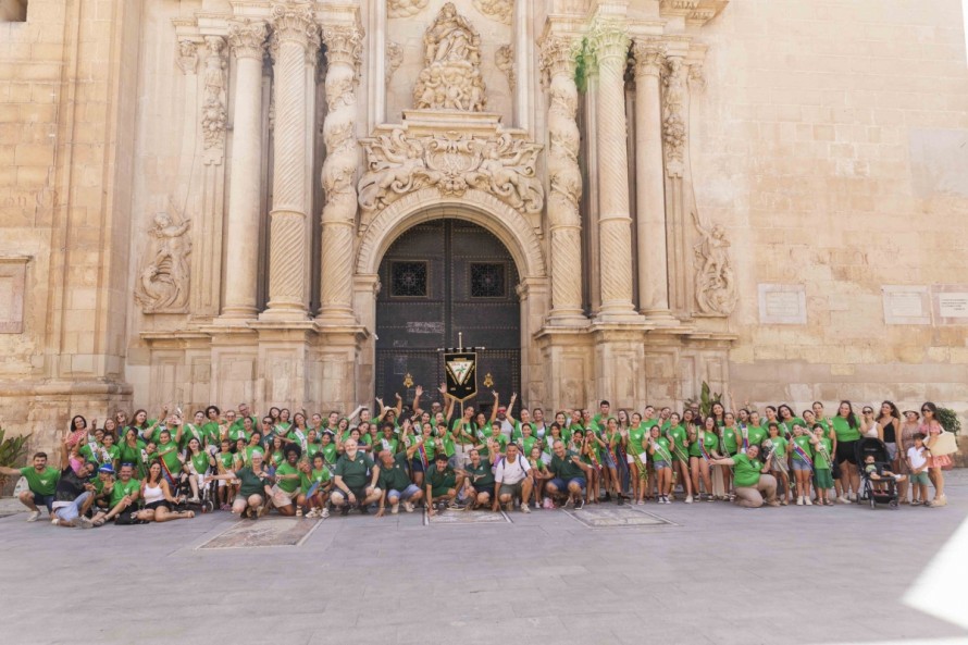 La 'marea verde' de la UFECE toma  las calles del centro de Elche con el desfile de unos 300 festeros