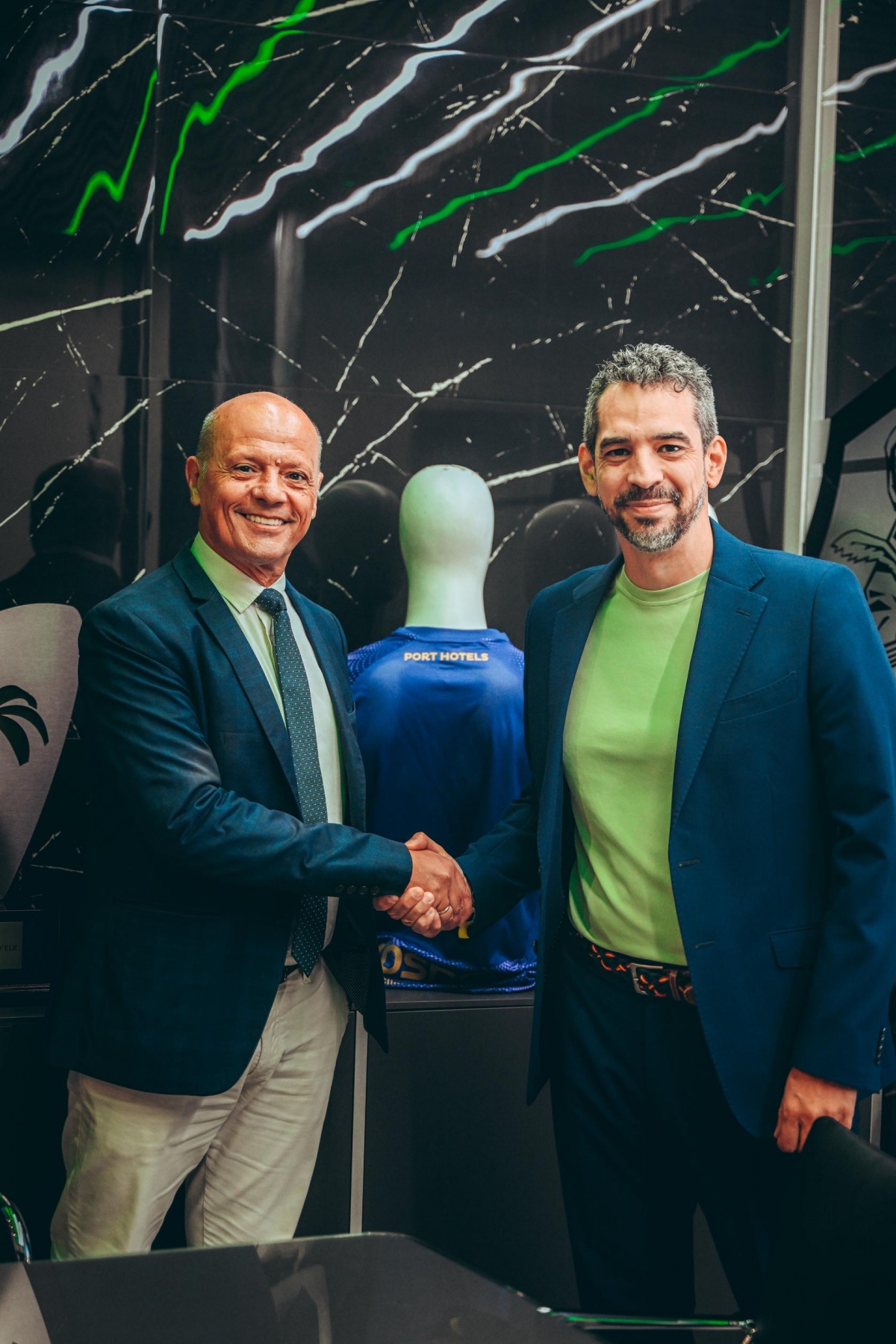 Diego Fernández Pérez de Ponga, CEO de Port Hotels, y Joaquín Buitrago, Presidente del club franjiverde - Foto: PLAZA Diego Fernández Pérez de Ponga, CEO de Port Hotels, y Joaquín Buitrago, Presidente del club franjiverde