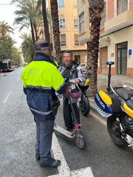Alicante activa los controles a los patinetes eléctricos: a partir de octubre, multa de 200 euros por no llevar casco