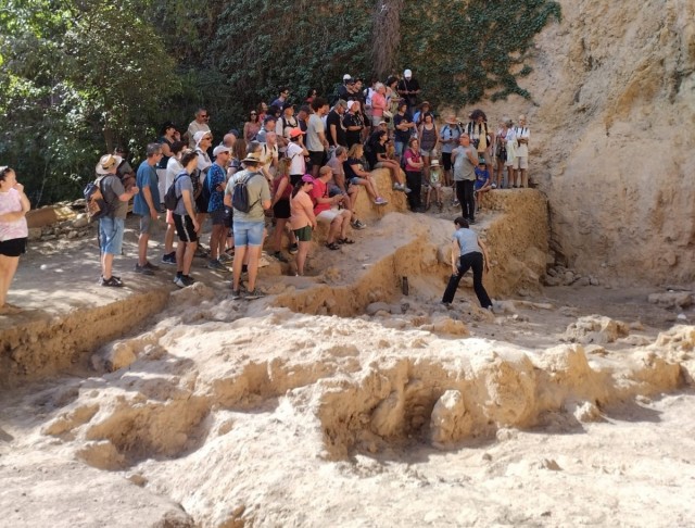 Alcoy acerca el yacimiento paleolítico de El Salt: de campamentos en torno a hogueras, a herramientas y restos de comida