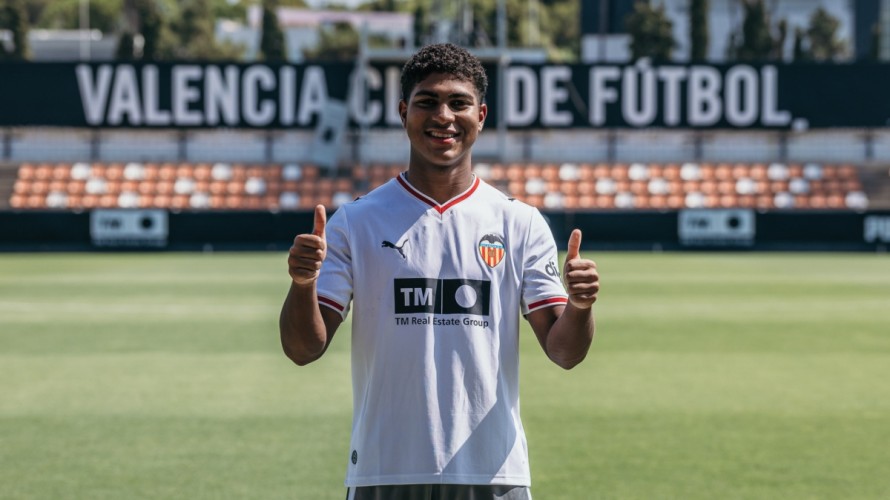El Valencia hace oficial la llegada de Román Davis al Mestalla