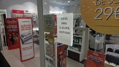 Poco stock de gafas y demanda de última hora: así fue la previa al eclipse en los comercios de Alicante