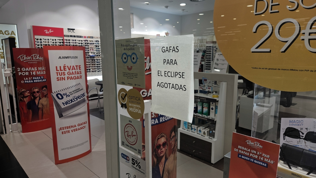 Poco stock de gafas y demanda de última hora: así fue la previa al eclipse en los comercios de Alicante