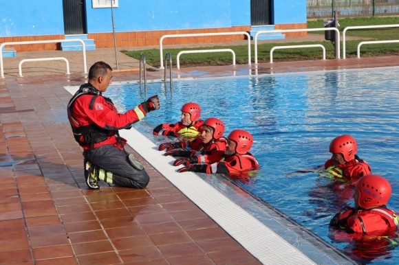 Trajes secos y chalecos de rescate para estar preparados ante la próxima riada en San Pedro