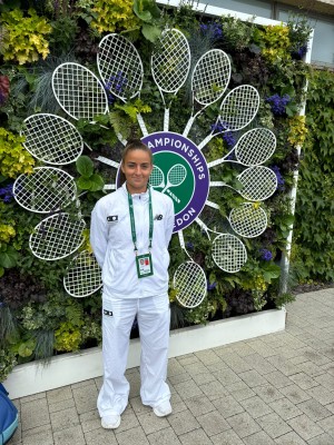 Charo Esquiva accede a la segunda ronda de Wimbledon donde le espera Iva Jovic 