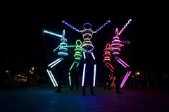 San Javier se llena de criaturas luminosas en un viaje futurista por el paseo marítimo