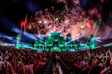 El festival Medusa ilumina el cielo de Cullera con un show de pirotecnia y drones 
