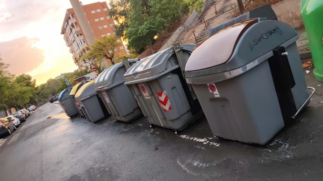 Alicante intensifica la hidrolimpieza de manchas en contenedores, aceras y plazas en los barrios
