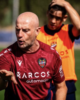 Calero dirige la primera sesión del Levante 2024-25 con treinta jugadores
