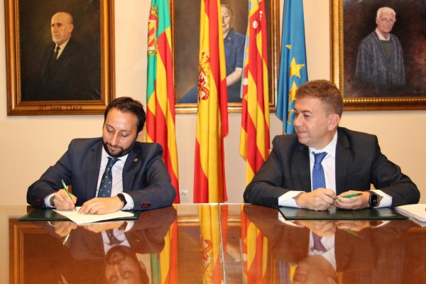 Castelló oficializa la firma de cesión de dos parcelas al Evha para construir 121 viviendas públicas