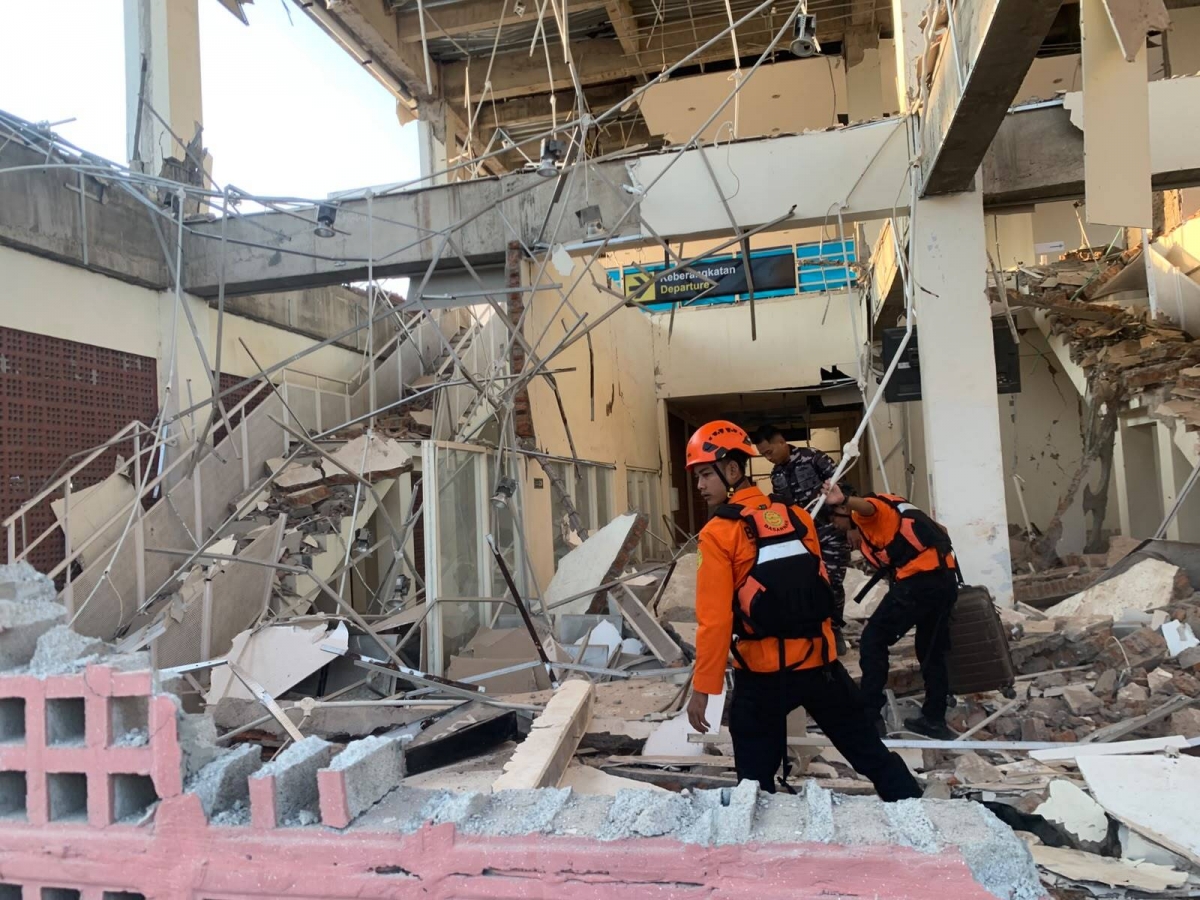 Aumentan a más de 50 los muertos por el seísmo de magnitud 7,7 en la isla de Flores, Indonesia