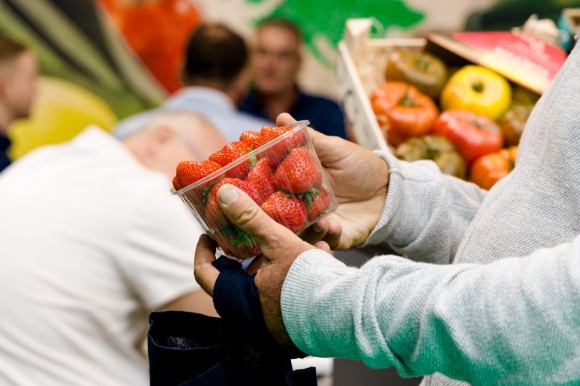 Fresas, fresones, naranjas, limones, huevos y pescado disparan sus precios en el último año