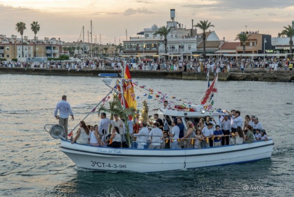 El mar de Cabo de Palos se llena de devoción para acompañar a la Virgen de la Asunción