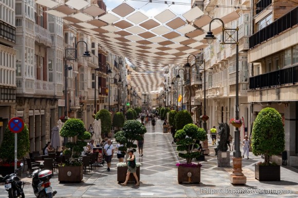 Las teselas de la calle del Carmen de Cartagena triunfan entre comercios y vecinos