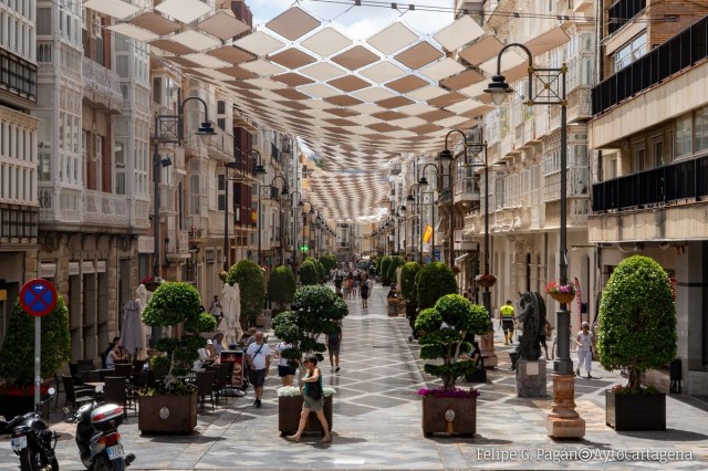 Las teselas de la calle del Carmen de Cartagena triunfan entre comercios y vecinos