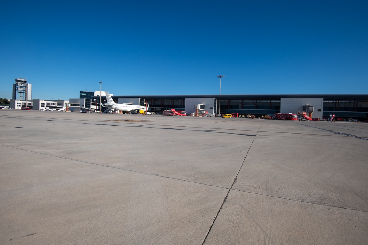 El edificio de la T-1 del aeropuerto de Alicante-Elche Miguel Hernández. - Foto: RAFA MOLINA El edificio de la T-1 del aeropuerto de Alicante-Elche Miguel Hernández.