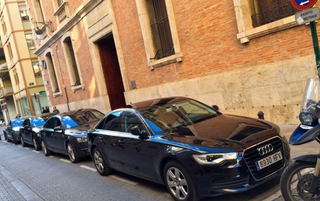 Las Corts licitan por 228.690 euros la compra de siete vehículos para funciones de alta representación
