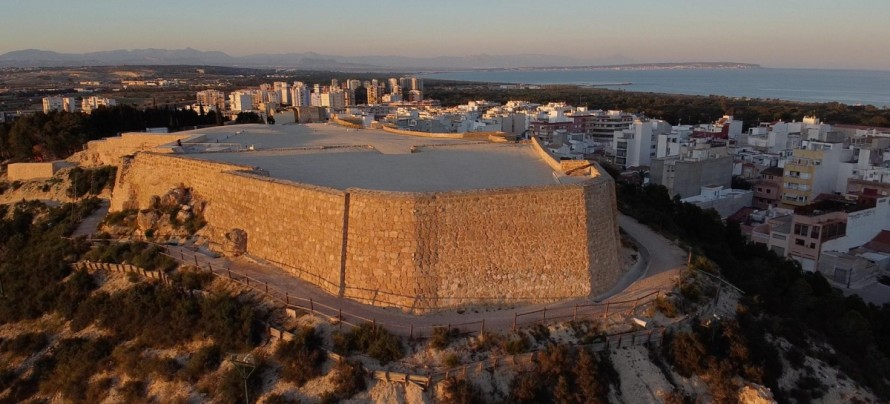 Excavaciones Simón, única empresa que opta a regenerar la ladera del Castillo de Guardamar por 239.000 euros