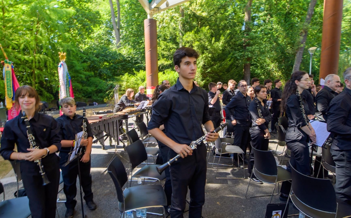 Alegría y saludo por los aplausos durante el concierto. 