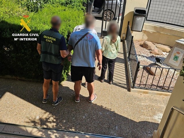 Tres detenidos en Calp por aislar y manipular a una anciana para quedarse con su patrimonio