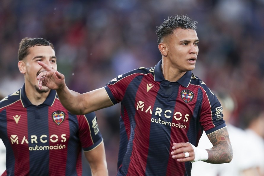 El Levante hace oficial el traspaso de Kervin Arriaga al AEK Atenas