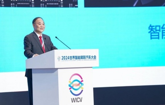 El fundador de Geely Auto deja el cargo de presidente tras 40 años al frente de la compañía
